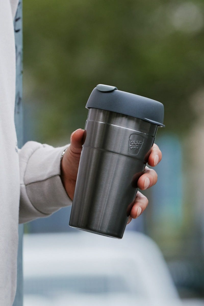 Man holding KeepCup Thermal L 16oz with coffee
